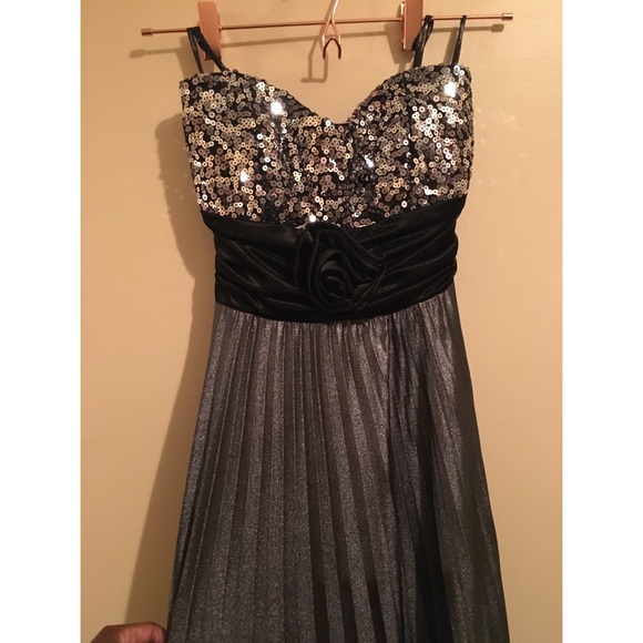 Speechless: Sequin Pleated Grey Dress - Picture 6 of 8